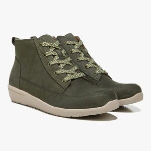 S18. NWT Vionic Shawna Olive Women's Comfort Bootie US9.5